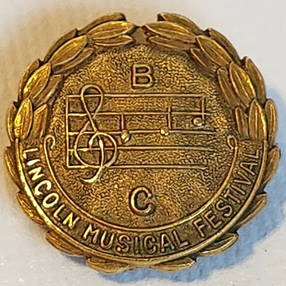 LINCOLN MUSICAL FESTIVAL Pin Gold Tone 1" - Picture 1 of 3